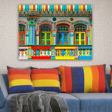 Canvastavla 70x100 cm - Färgglada fönster och dekorationer på en byggnadsfasad - Röd / Grön / Gul - Inredning - Tavlor & posters - Canvastavla