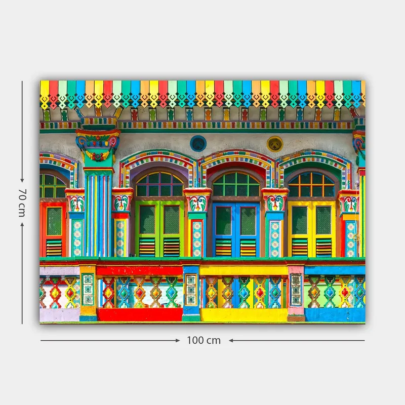 Canvastavla 70x100 cm - Färgglada fönster och dekorationer på en byggnadsfasad - Röd / Grön / Gul - Inredning - Tavlor & posters - Canvastavla