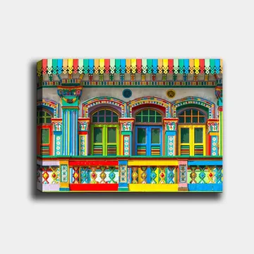 Canvastavla 70x100 cm - Färgglada fönster och dekorationer på en byggnadsfasad - Röd / Grön / Gul - Inredning - Tavlor & posters - Canvastavla