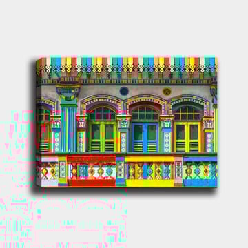 Canvastavla 70x100 cm - Färgglada fönster och dekorationer på en byggnadsfasad - Röd / Grön / Gul - Inredning - Tavlor & posters - Canvastavla