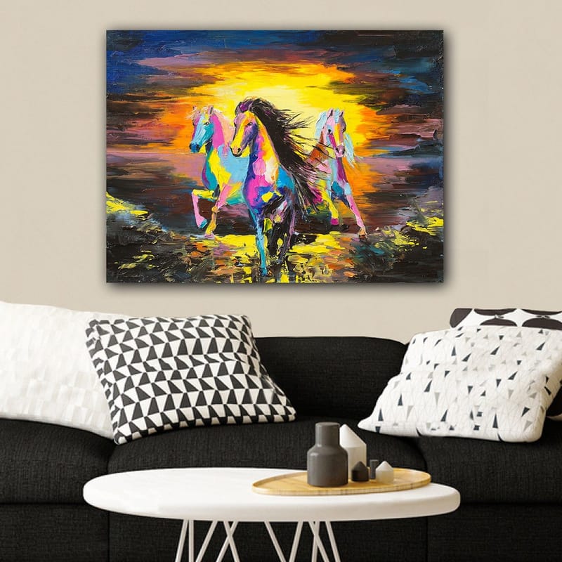 Canvastavla 70x100 cm - Färgglada hästar som galopperar mot en ljus bakgrund - Rosa / Gul / Blå - Inredning - Tavlor & posters - Canvastavla