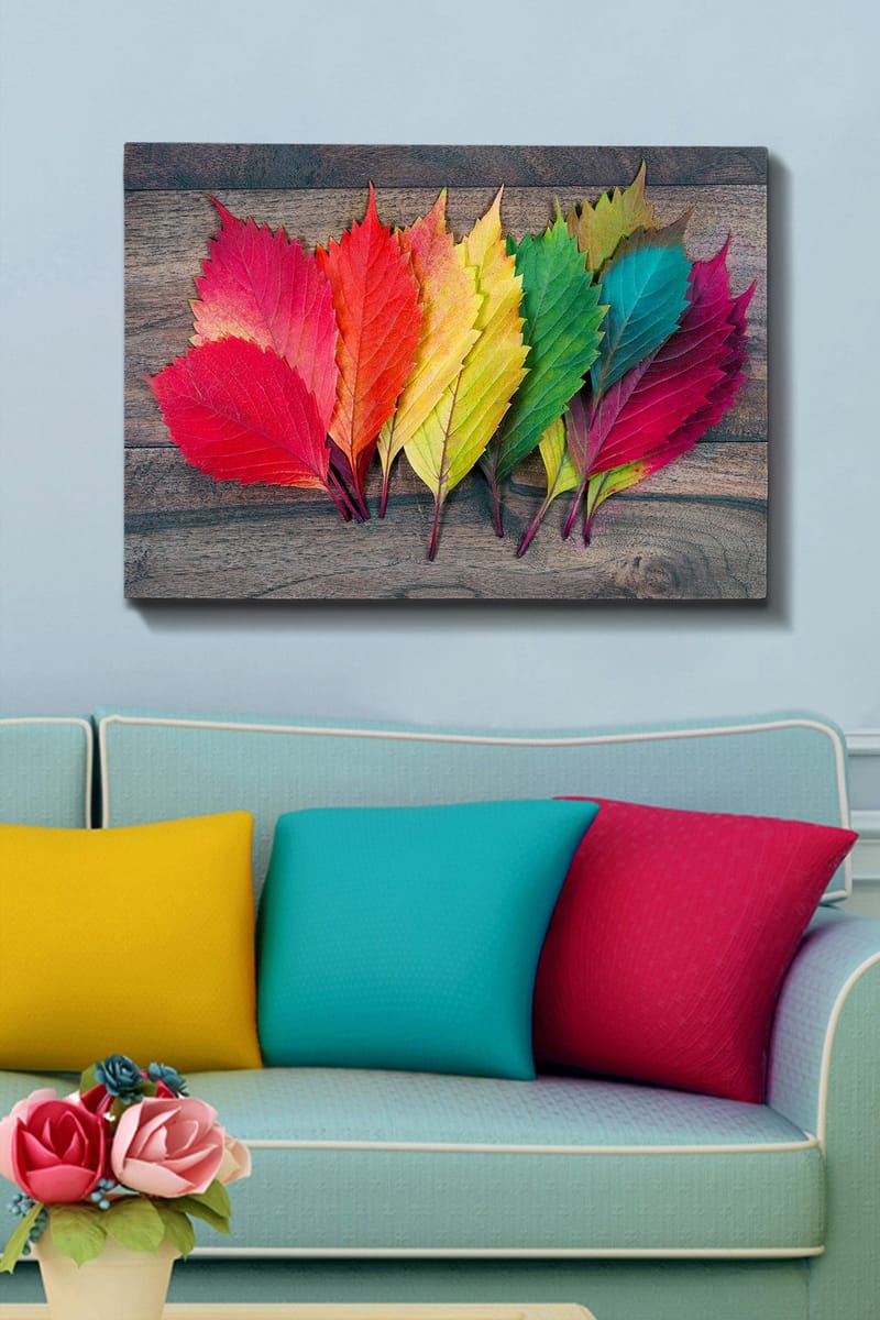 Canvastavla 70x100 cm - Färgglada höstlöv i olika nyanser som ligger på en träyta - Röd / Grön / Gul - Inredning - Tavlor & posters - Canvastavla