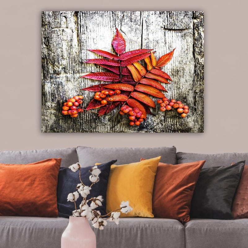 Canvastavla 70x100 cm - Färgglada höstlöv och bär på en träyta - Röd / Orange / Gul - Inredning - Tavlor & posters - Canvastavla