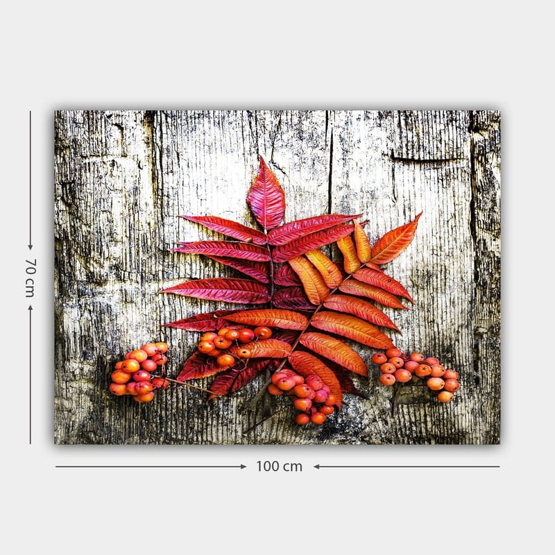 Canvastavla 70x100 cm - Färgglada höstlöv och bär på en träyta - Röd / Orange / Gul - Inredning - Tavlor & posters - Canvastavla