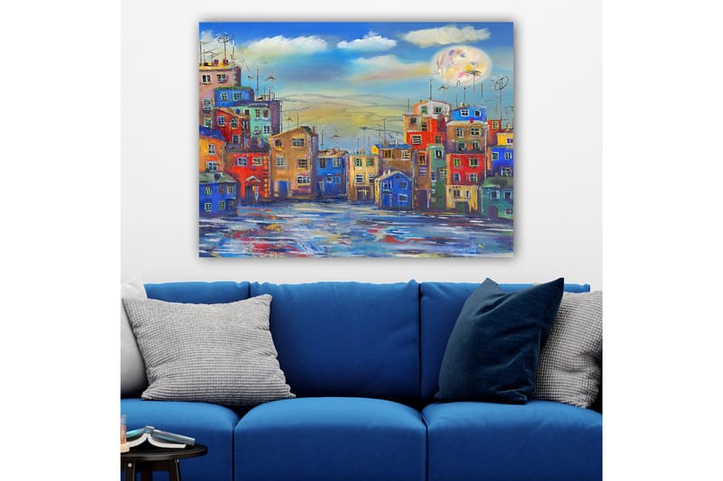 Canvastavla 70x100 cm - Färgglada hus i en stadsmiljö under en klar himmel med en stor måne - Blå / Röd / Gul - Inredning - Tavlor & posters - Canvastavla