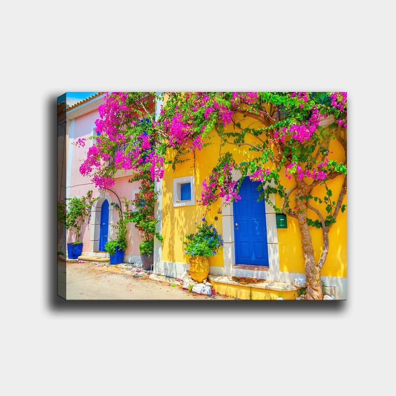 Canvastavla 70x100 cm - Färgglada hus med bougainvillea som blommar i en livlig gata, Blå / Gul / Rosa