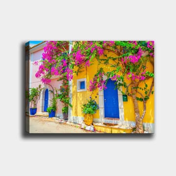 Canvastavla 70x100 cm - Färgglada hus med bougainvillea som blommar i en livlig gata - Blå / Gul / Rosa - Inredning - Tavlor & posters - Canvastavla
