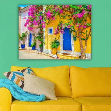Canvastavla 70x100 cm - Färgglada hus med bougainvillea som blommar i en livlig gata - Blå / Gul / Rosa - Inredning - Tavlor & posters - Canvastavla