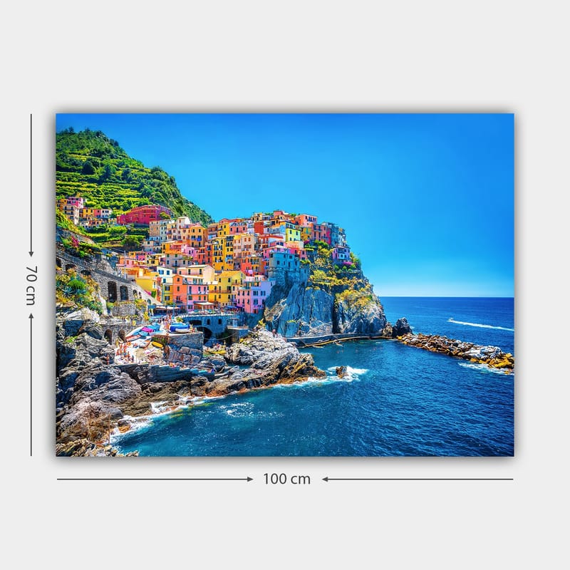 Canvastavla 70x100 cm - Färgglada hus som klättrar uppför en klippa vid havet - Blå / Gul / Rosa - Inredning - Tavlor & posters - Canvastavla