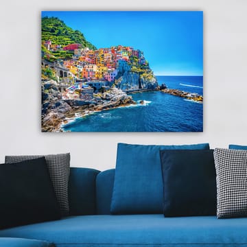 Canvastavla 70x100 cm - Färgglada hus som klättrar uppför en klippa vid havet - Blå / Gul / Rosa - Inredning - Tavlor & posters - Canvastavla