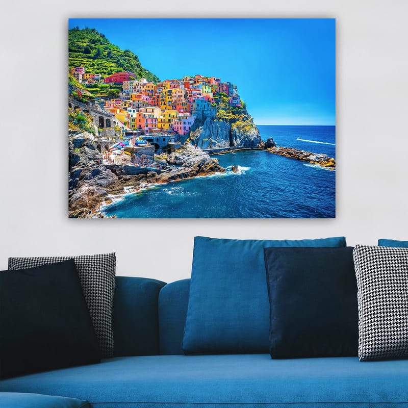 Canvastavla 70x100 cm - Färgglada hus som klättrar uppför en klippa vid havet - Blå / Gul / Rosa - Inredning - Tavlor & posters - Canvastavla