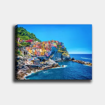 Canvastavla 70x100 cm - Färgglada hus som klättrar uppför en klippa vid havet - Blå / Gul / Rosa - Inredning - Tavlor & posters - Canvastavla