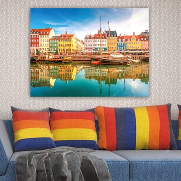 Canvastavla 70x100 cm - Färgglada hus vid en hamn med båtar och speglingar i vattnet - Gul / Röd / Blå - Inredning - Tavlor & posters - Canvastavla