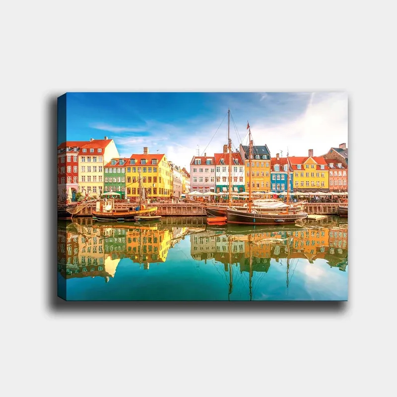 Canvastavla 70x100 cm - Färgglada hus vid en hamn med båtar och speglingar i vattnet, Gul / Röd / Blå