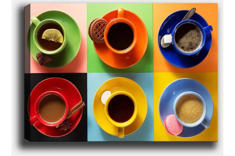 Canvastavla 70x100 cm - Färgglada kaffekoppar arrangerade i ett rutmönster med olika drycker och tillbehör - Grön / Röd / Blå - Inredning - Tavlor & posters - Canvastavla