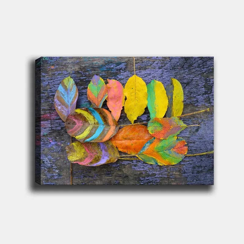 Canvastavla 70x100 cm - Färgglada löv arrangerade på en mörk bakgrund - Gul / Orange / Grön - Inredning - Tavlor & posters - Canvastavla