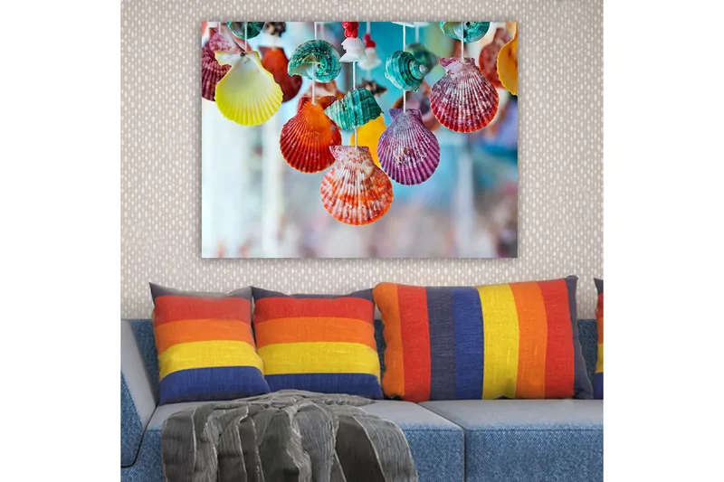 Canvastavla 70x100 cm - Färgglada snäckor hängande i en dekorativ uppsättning - Röd / Grön / Orange - Inredning - Tavlor & posters - Canvastavla