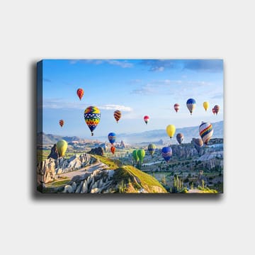 Canvastavla 70x100 cm - Färgglada varmluftsballonger sväva över en vacker landskapsscen i Cappadocia - Grön / Blå / Gul - Inredning - Tavlor & posters - Canvastavla