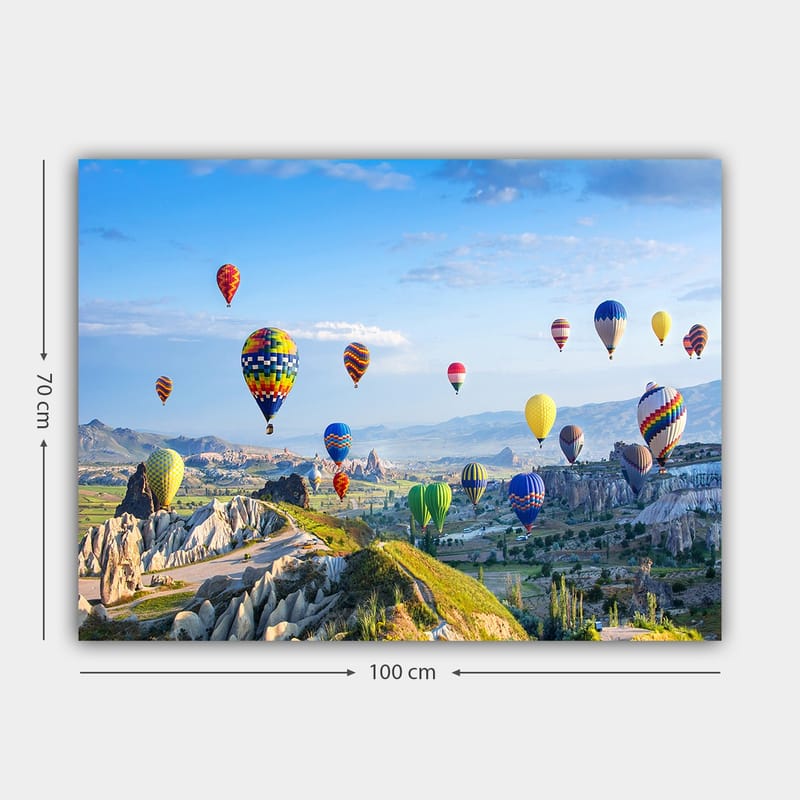 Canvastavla 70x100 cm - Färgglada varmluftsballonger sväva över en vacker landskapsscen i Cappadocia - Grön / Blå / Gul - Inredning - Tavlor & posters - Canvastavla
