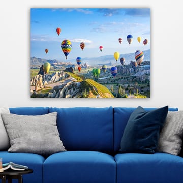 Canvastavla 70x100 cm - Färgglada varmluftsballonger sväva över en vacker landskapsscen i Cappadocia - Grön / Blå / Gul - Inredning - Tavlor & posters - Canvastavla