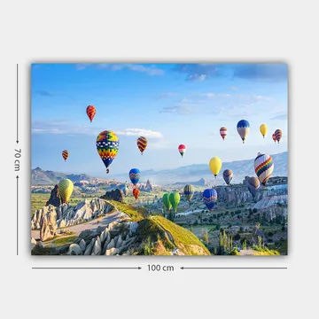 Canvastavla 70x100 cm - Färgglada varmluftsballonger sväva över en vacker landskapsscen i Cappadocia - Grön / Blå / Gul - Inredning - Tavlor & posters - Canvastavla