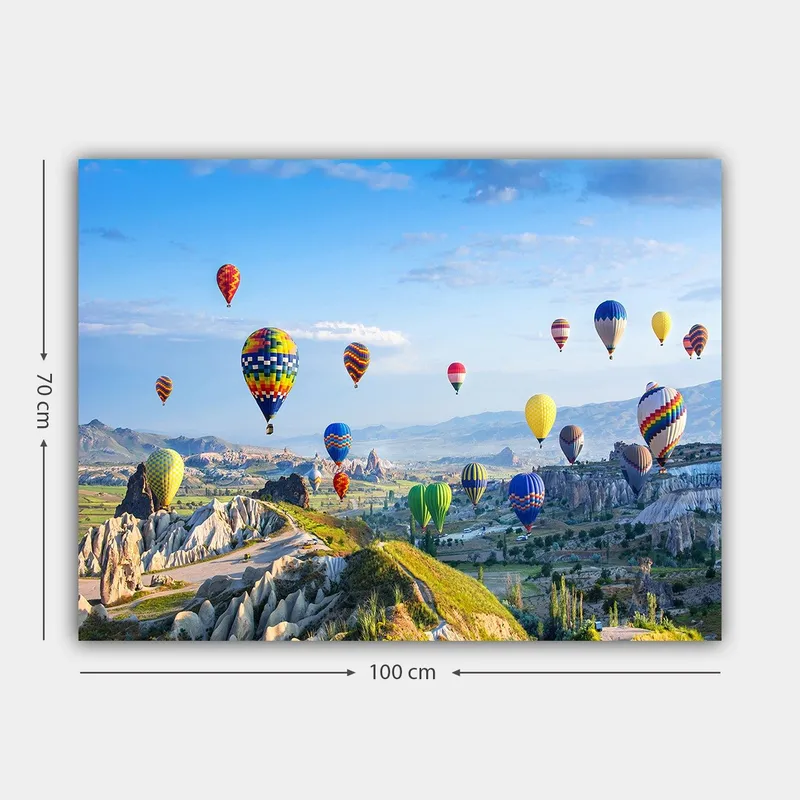Canvastavla 70x100 cm - Färgglada varmluftsballonger sväva över en vacker landskapsscen i Cappadocia - Grön / Blå / Gul - Inredning - Tavlor & posters - Canvastavla