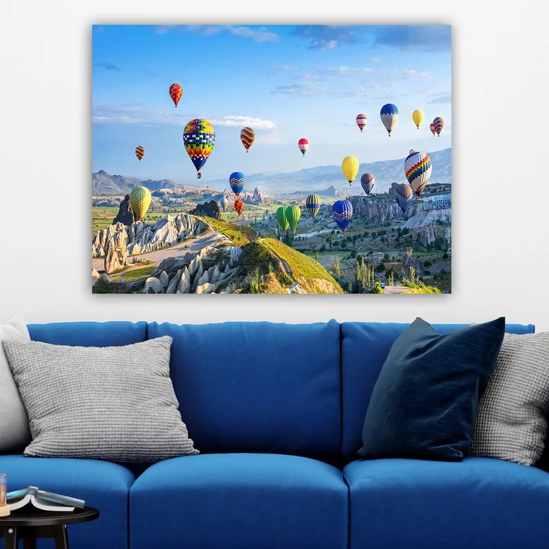 Canvastavla 70x100 cm - Färgglada varmluftsballonger sväva över en vacker landskapsscen i Cappadocia - Grön / Blå / Gul - Inredning - Tavlor & posters - Canvastavla