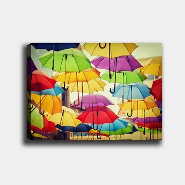 Canvastavla 70x100 cm - Färgglada paraplyer som hänger i luften skapar en livlig och lekfull atmosfär - Grön / Gul / Röd - Inredning - Tavlor & posters - Canvastavla