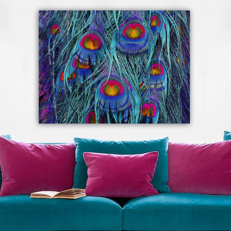 Canvastavla 70x100 cm - Färgglada påfågelfjädrar med en hypnotiserande mönstring - Turkos / Lila / Röd - Inredning - Tavlor & posters - Canvastavla