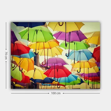 Canvastavla 70x100 cm - Färgglada paraplyer som hänger i luften skapar en livlig och lekfull atmosfär - Grön / Gul / Röd - Inredning - Tavlor & posters - Canvastavla