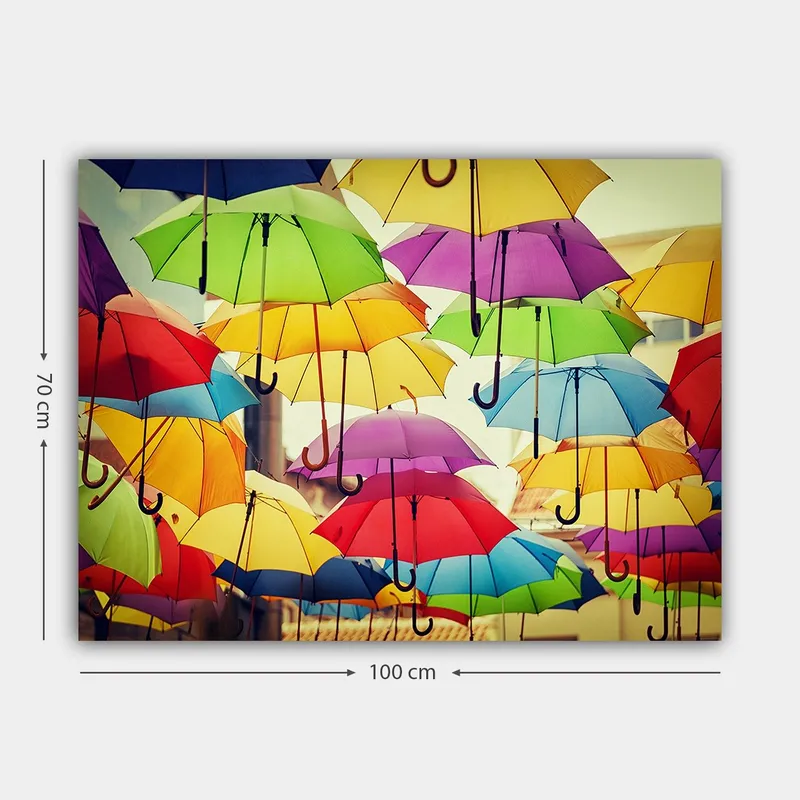 Canvastavla 70x100 cm - Färgglada paraplyer som hänger i luften skapar en livlig och lekfull atmosfär - Grön / Gul / Röd - Inredning - Tavlor & posters - Canvastavla