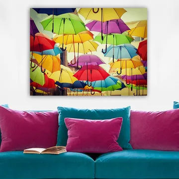 Canvastavla 70x100 cm - Färgglada paraplyer som hänger i luften skapar en livlig och lekfull atmosfär - Grön / Gul / Röd - Inredning - Tavlor & posters - Canvastavla