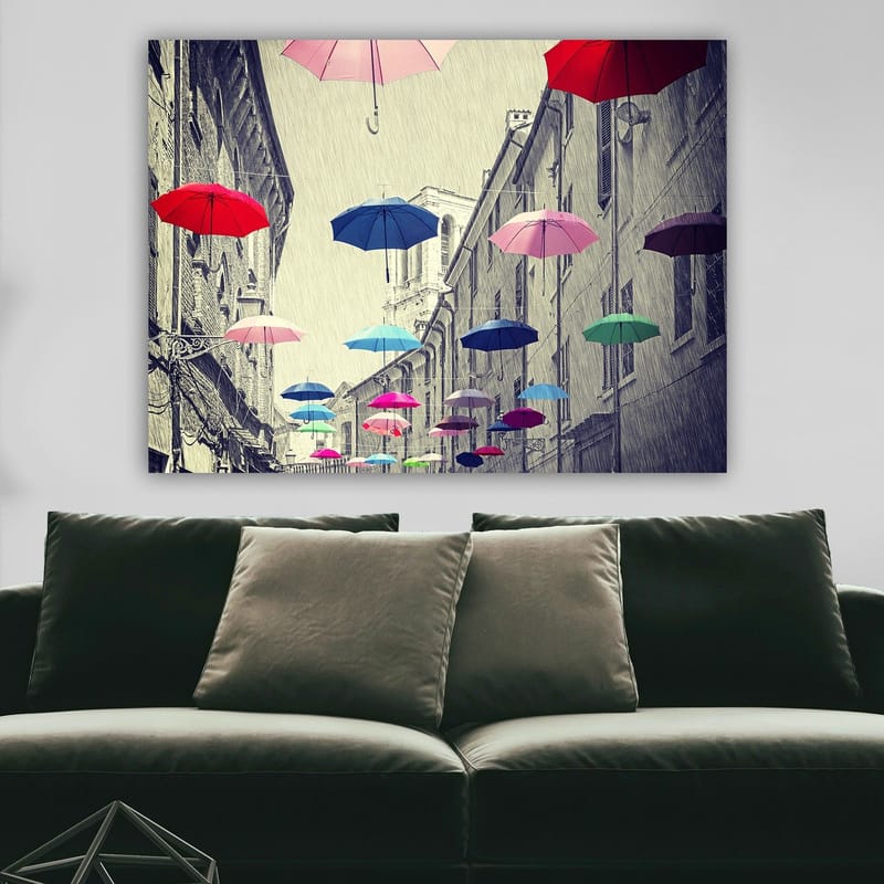 Canvastavla 70x100 cm - Färgglada paraplyer sväva över en grå stadsgata - Röd / Blå / Rosa - Inredning - Tavlor & posters - Canvastavla