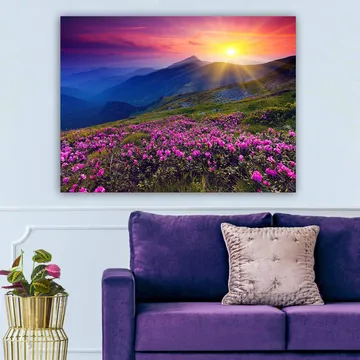 Canvastavla 70x100 cm - Färgsprakande bergslandskap med blomstrande rosa blommor i förgrunden och en soluppgång i bakgrunden - Rosa / Lila / Guld - Inredning - Tavlor & posters - Canvastavla