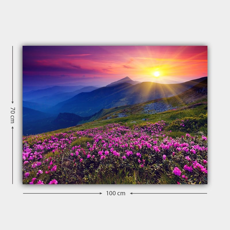 Canvastavla 70x100 cm - Färgsprakande bergslandskap med blomstrande rosa blommor i förgrunden och en soluppgång i bakgrunden - Rosa / Lila / Guld - Inredning - Tavlor & posters - Canvastavla
