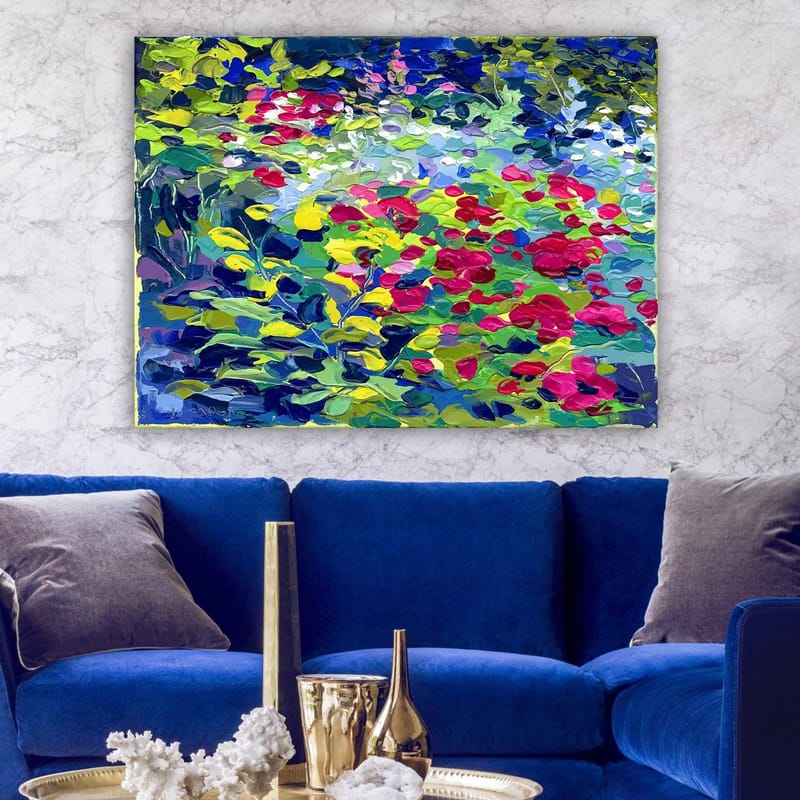 Canvastavla 70x100 cm - Färgsprakande blommig trädgård med röda och rosa blommor som dominerar motivet - Grön / Röd / Blå - Inredning - Tavlor & posters - Canvastavla