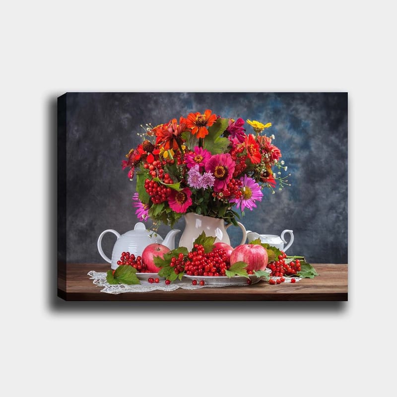 Canvastavla 70x100 cm - Färgsprakande bukett med blommor i en vit kruka, omgiven av äpplen och bär, Röd / Grön / Rosa