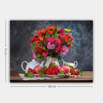 Canvastavla 70x100 cm - Färgsprakande bukett med blommor i en vit kruka, omgiven av äpplen och bär - Röd / Grön / Rosa - Inredning - Tavlor & posters - Canvastavla