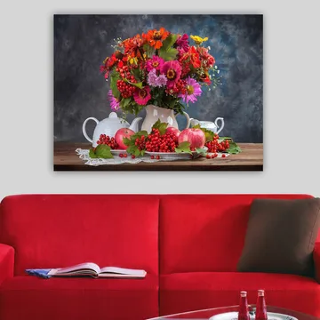 Canvastavla 70x100 cm - Färgsprakande bukett med blommor i en vit kruka, omgiven av äpplen och bär - Röd / Grön / Rosa - Inredning - Tavlor & posters - Canvastavla