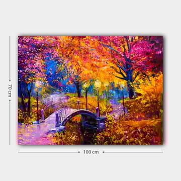 Canvastavla 70x100 cm - Färgsprakande höstscen med en bro som sträcker sig över en stilla vattenyta, omgiven av träd i varma höstfärger - Orange / Lila / Gult - Inredning - Tavlor & posters - Canvastavla