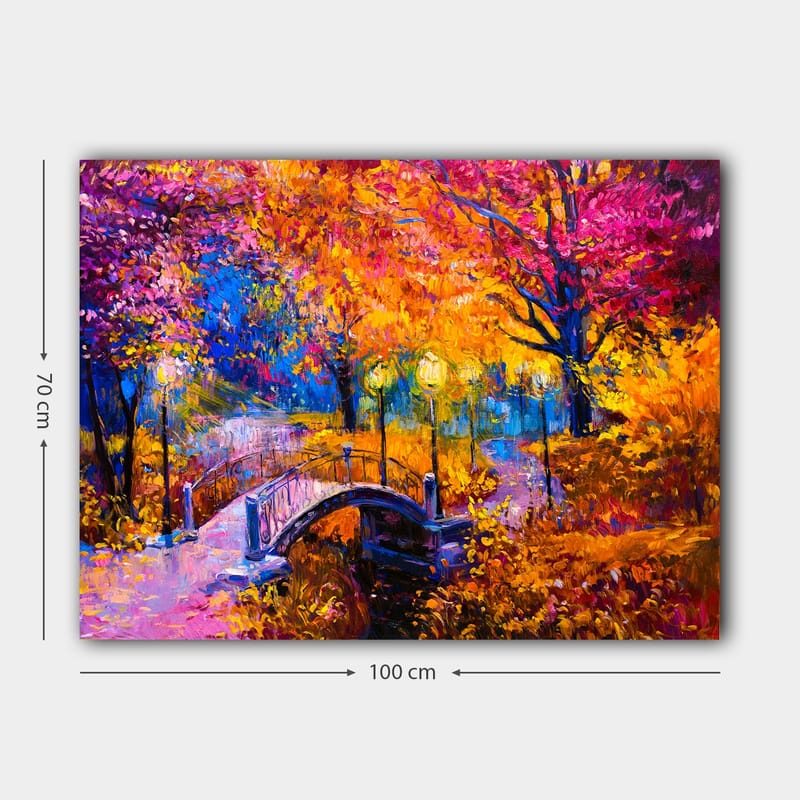 Canvastavla 70x100 cm - Färgsprakande höstscen med en bro som sträcker sig över en stilla vattenyta, omgiven av träd i varma höstfärger - Orange / Lila / Gult - Inredning - Tavlor & posters - Canvastavla