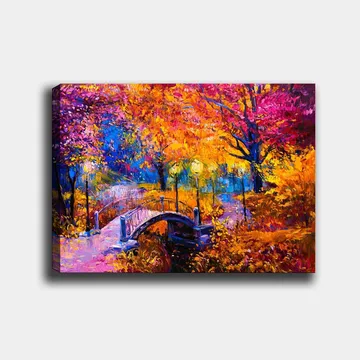 Canvastavla 70x100 cm - Färgsprakande höstscen med en bro som sträcker sig över en stilla vattenyta, omgiven av träd i varma höstfärger - Orange / Lila / Gult - Inredning - Tavlor & posters - Canvastavla