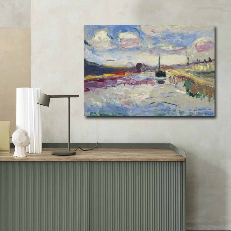 Canvastavla 70x100 cm - Färgstark landskapsmålning med en båt som glider fram över en spegelblanka vattenyta under en dramatisk himmel - Blå / Vit / Grön - Inredning - Tavlor & posters - Canvastavla