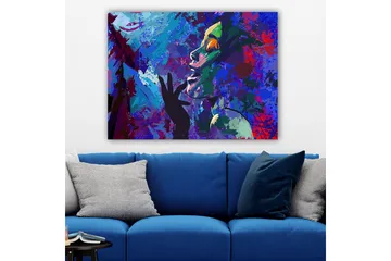 Canvastavla 70x100 cm - Färgstark och uttrycksfull porträttmålning av en kvinna som gestikulerar med handen mot ansiktet - Blå / Grön / Lila - Inredning - Tavlor & posters - Canvastavla