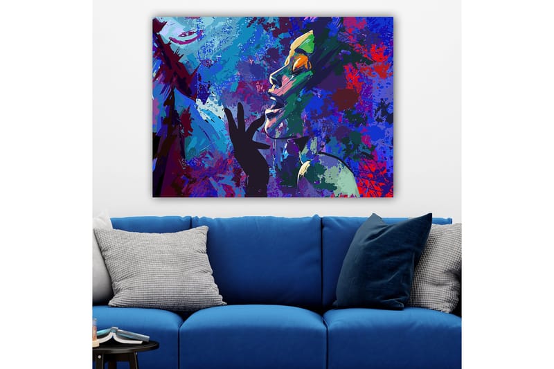 Canvastavla 70x100 cm - Färgstark och uttrycksfull porträttmålning av en kvinna som gestikulerar med handen mot ansiktet, Blå / Grön / Lila