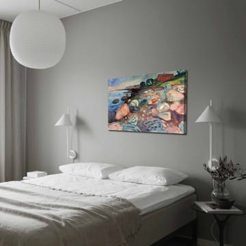 Canvastavla 70x100 cm - Färgstark strandscen med stenar och en röd stuga i bakgrunden - Blå / Rosa / Grön - Inredning - Tavlor & posters - Canvastavla