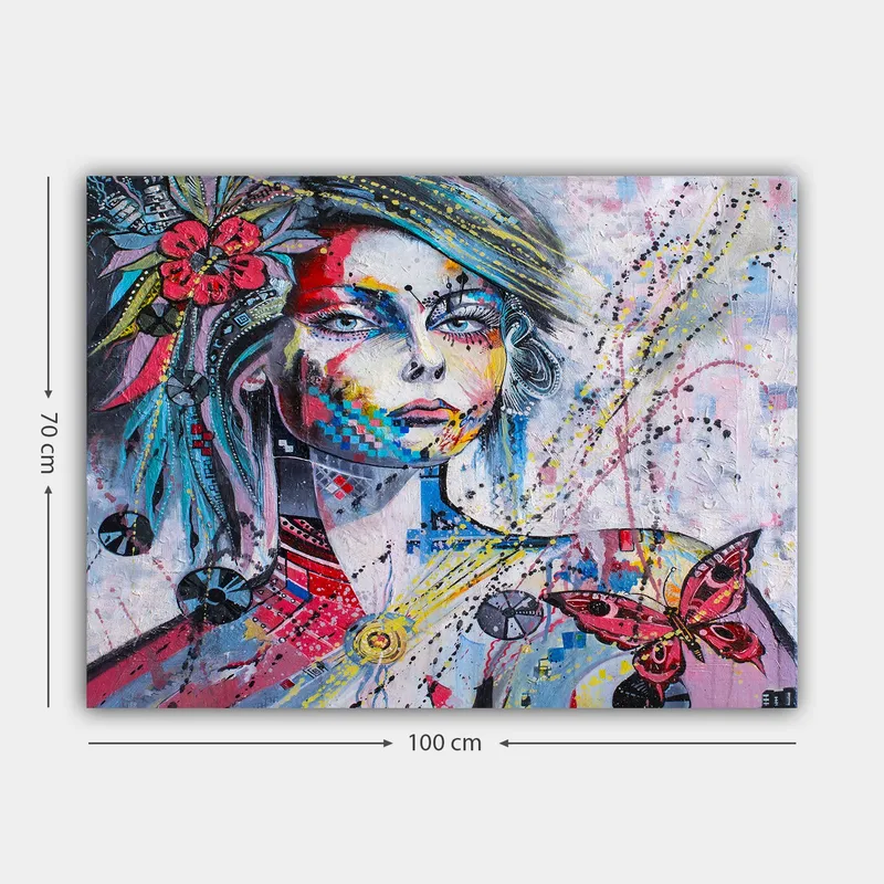 Canvastavla 70x100 cm - Färgstark porträtt av en kvinna med blommor och en fjäril som accentuerar hennes ansikte - Rosa / Blå / Gul - Inredning - Tavlor & posters - Canvastavla