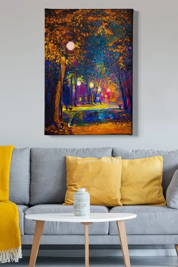 Canvastavla 70x100 cm - Färgstark park med gatulampor som lyser upp en promenadväg omgiven av träd i höstfärger - Mörkblå / Orange / Lila - Inredning - Tavlor & posters - Canvastavla