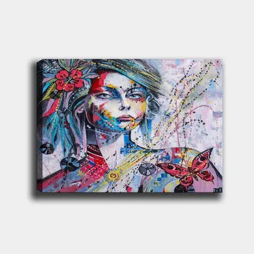Canvastavla 70x100 cm - Färgstark porträtt av en kvinna med blommor och en fjäril som accentuerar hennes ansikte - Rosa / Blå / Gul - Inredning - Tavlor & posters - Canvastavla
