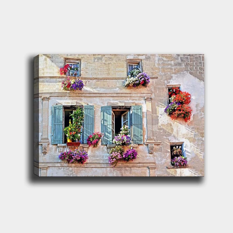 Canvastavla 70x100 cm - Fönster med blomsterarrangemang på en gammal byggnad, Lila / Grön / Röd